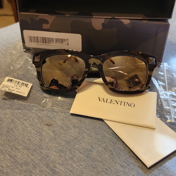 Valentino resin camo wayfarer silver mirrored sunglasses 👓 - Picture 5 of 14